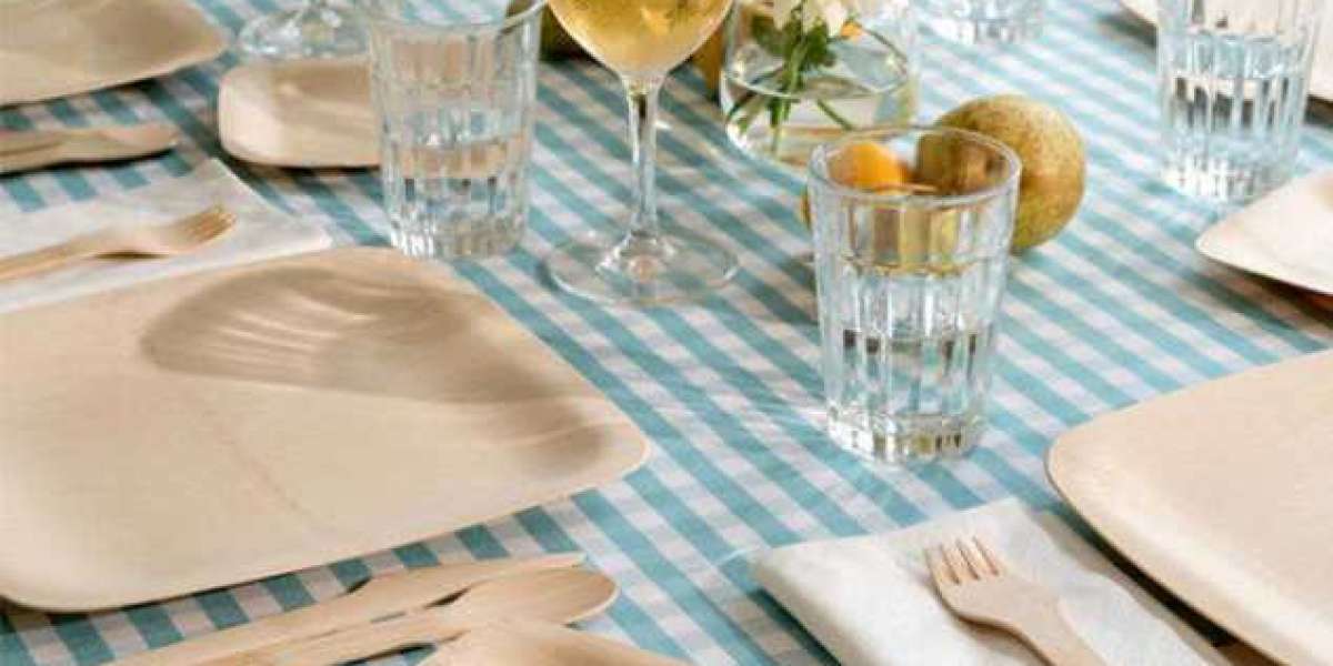 What are the benefits of using disposable wooden plates?