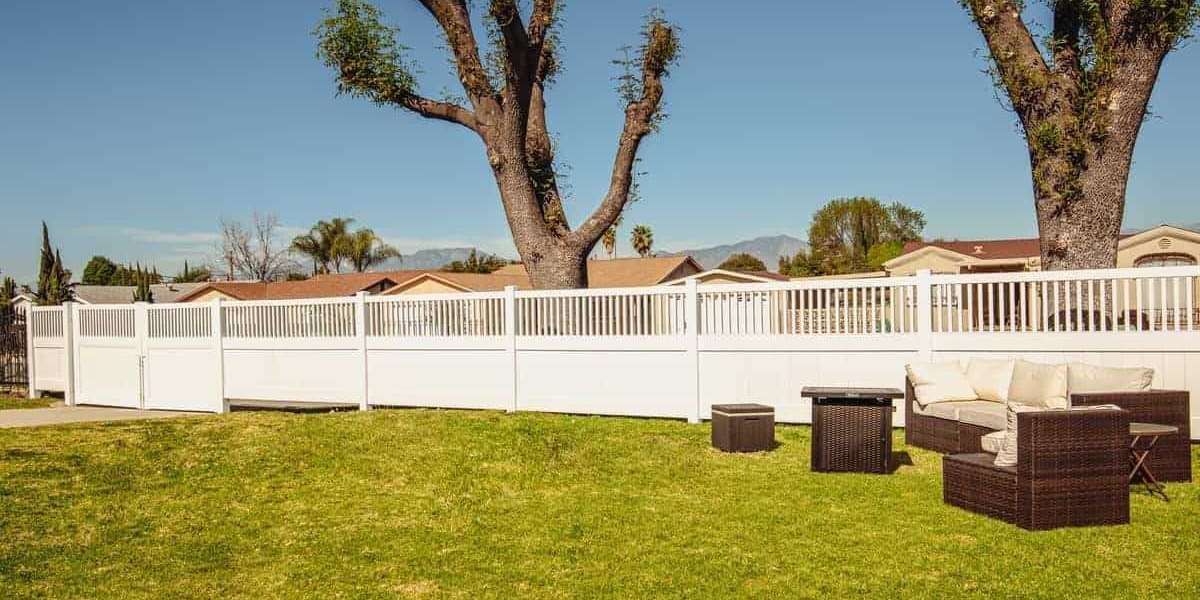 Difference between Wood and PVC Fencing for Pets?