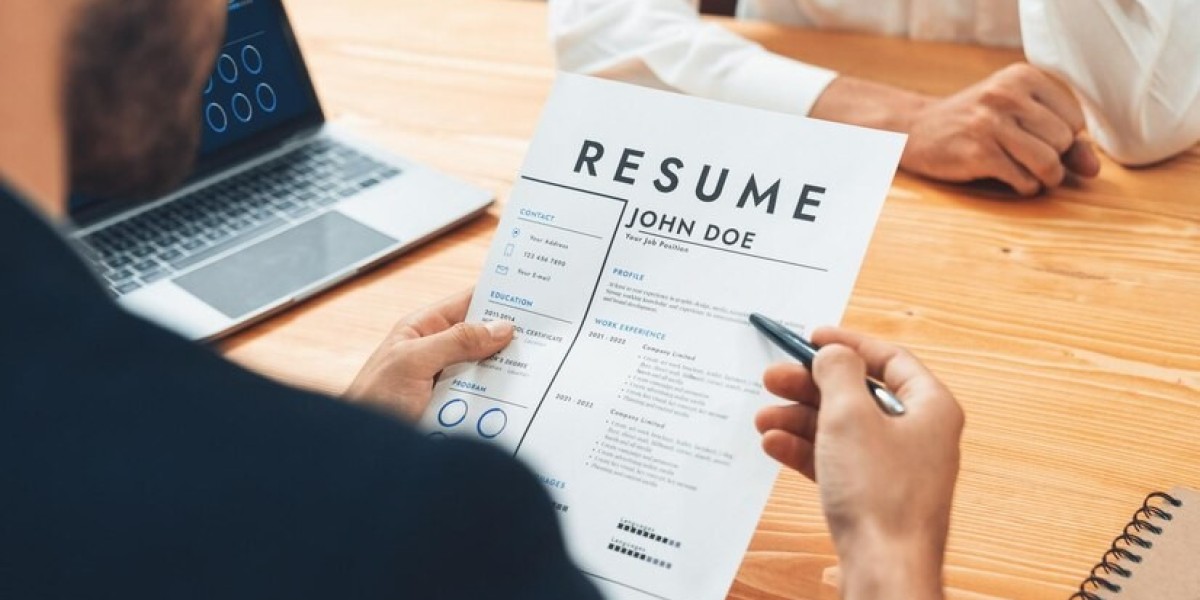 Building a Perfect Resume: Choosing the Right Format and Layout