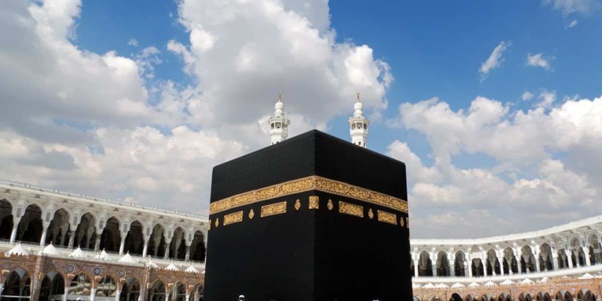 How Can You Customize Your Umrah Package from the UK?