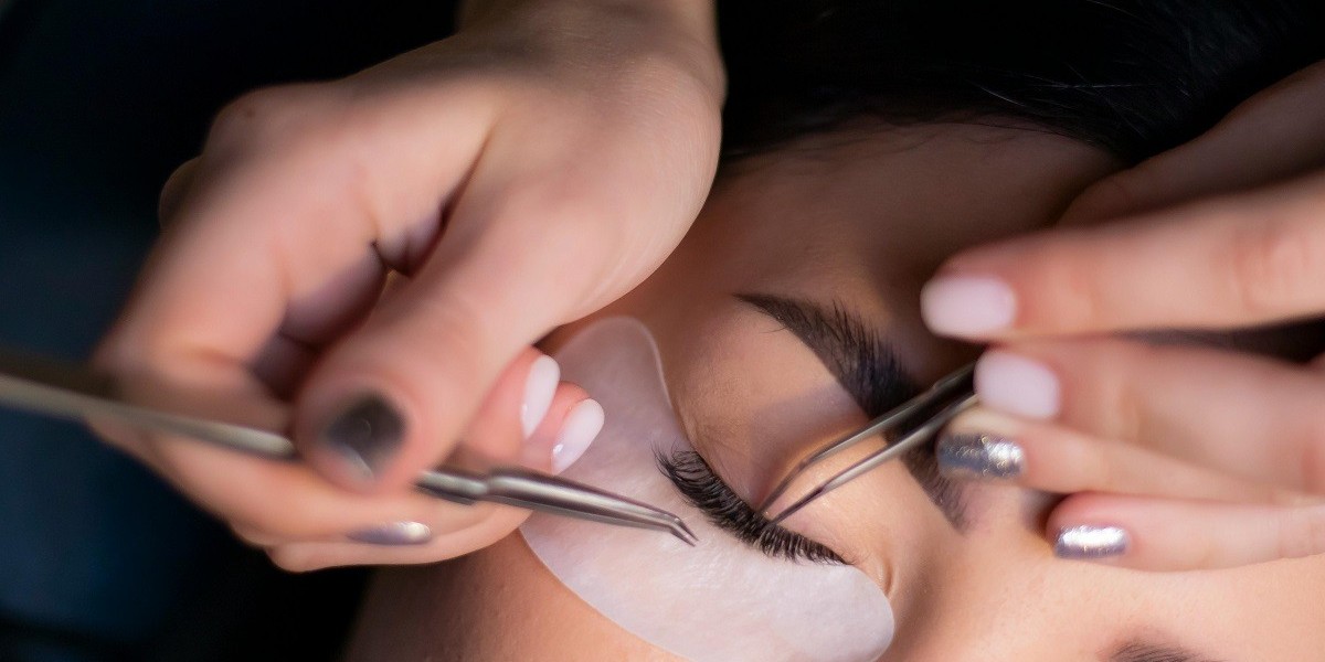 What to Expect When Paying for Permanent Eyelash Extensions in Islamabad